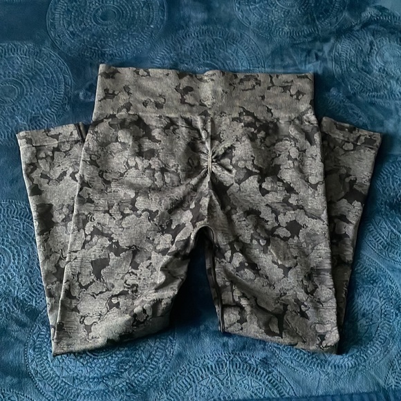 Gymshark Gray Camouflage Leggings - Picture 4 of 5